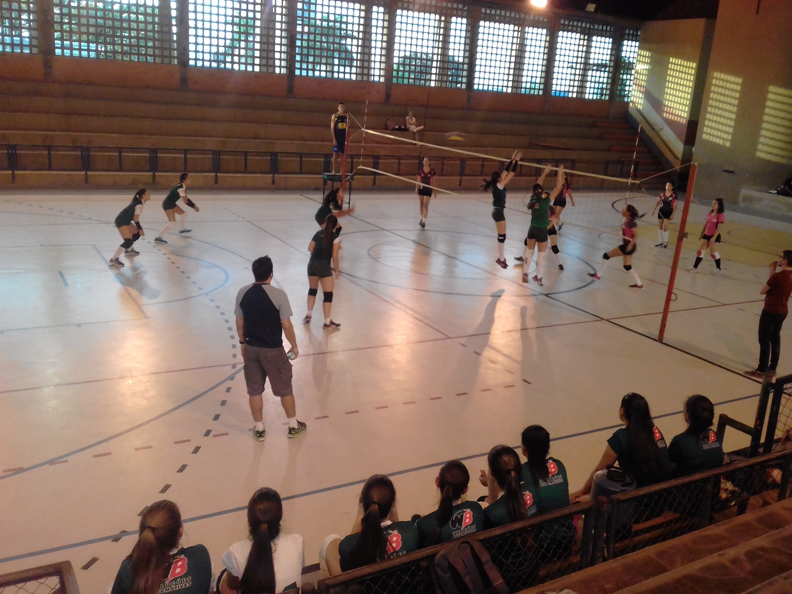 Partidas entre times de vôlei do Câmpus Goiânia (camiseta rosa) contra o time Goiás (camiseta verde) marcaram a reabertura da quadra revitalizada nesta quinta-feira, dia 17.